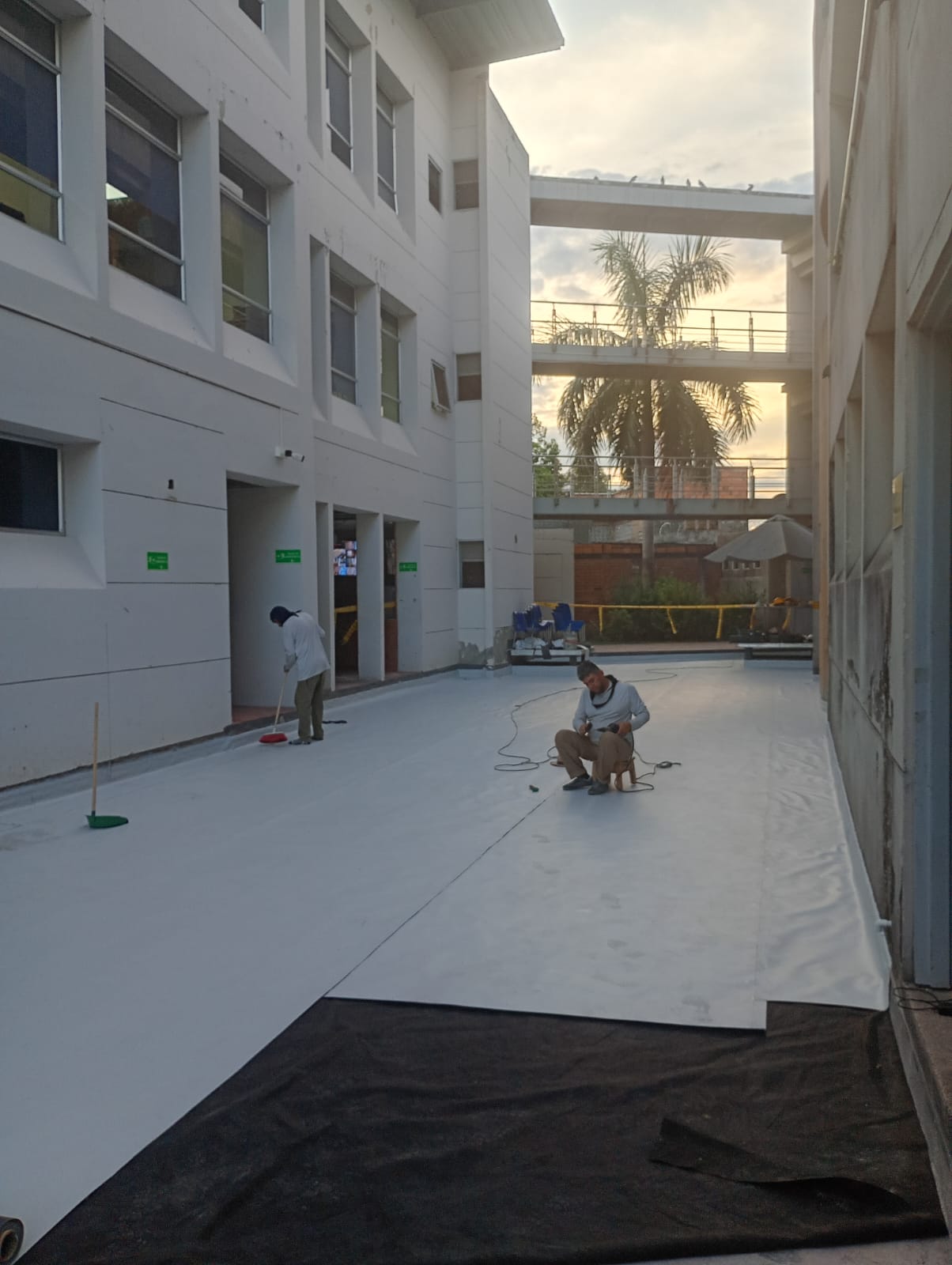 Equipo de IMPATO S.A.S terminando la instalación de membrana en terraza