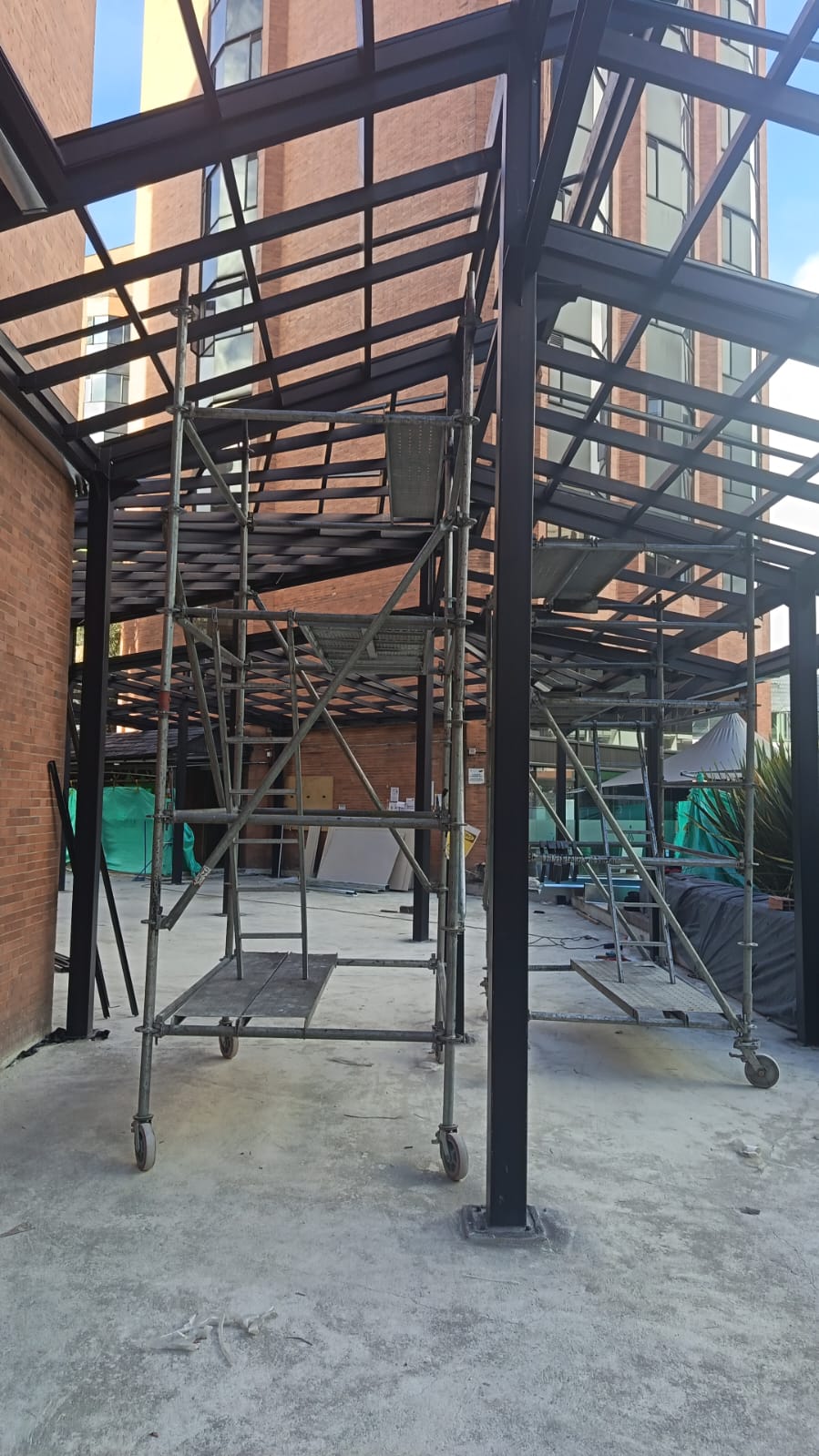 Andamios y estructura en obra