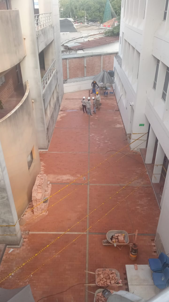 Equipo de IMPATO coordinando trabajo en patio interior